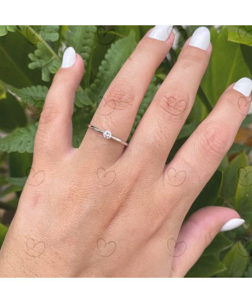 Anel Solitário com Diamante Natural Detalhe Vazado Ouro Branco 18k