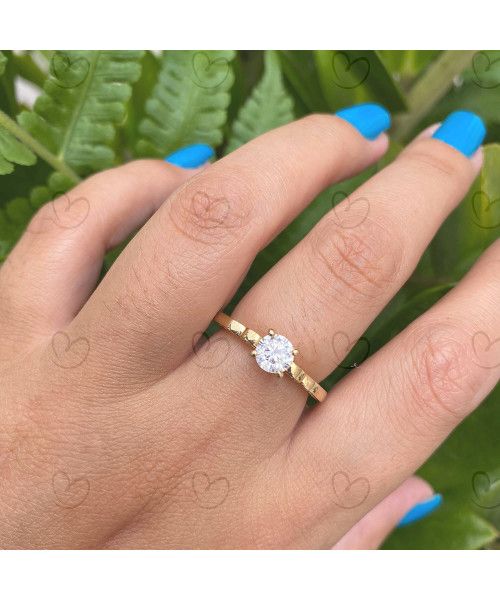 Anel Solitário Princesa com Detalhes no Aro Ouro 18k