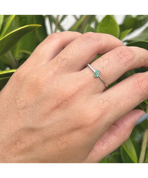 Anel Pedra Baguete Esmeralda e Diamantes Ouro Branco 18k