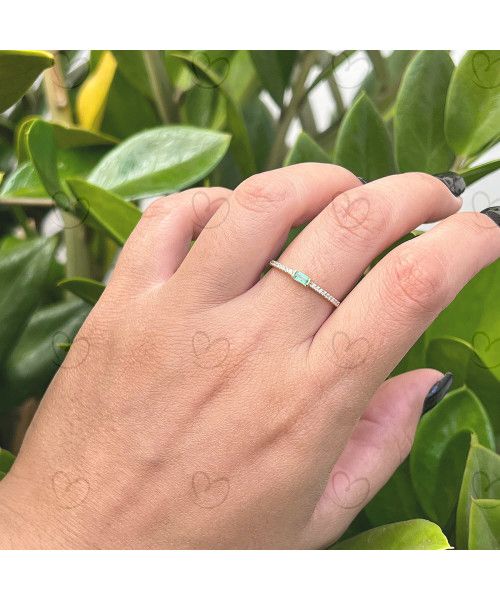 Anel Baguete Lateral Com Esmeralda e Diamantes Ouro 18k
