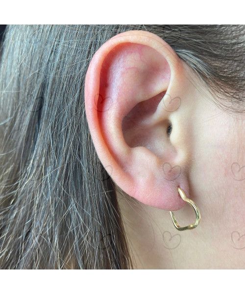 Brinco Argola Coração Torcido 1.8 cm Ouro 18k