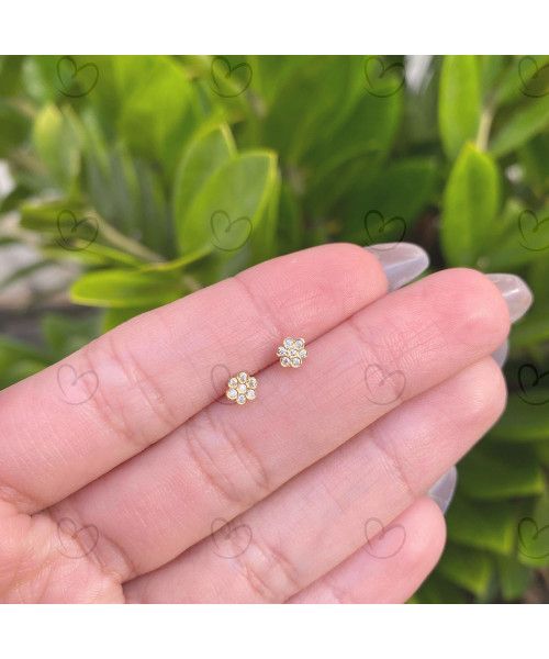 Brinco Baby Florzinha Branca Ouro 18k