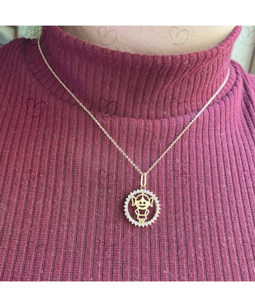 Pingente Menina Redondo Cravejado Ouro 18k