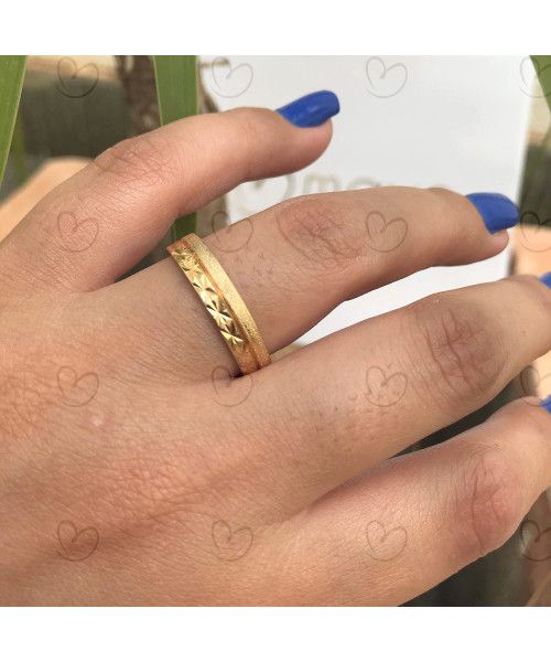 Aliança Trabalhada com Detalhes em Fosco 4.5mm Ouro 18k