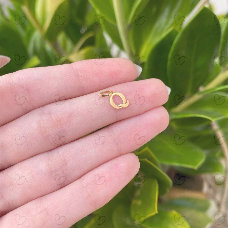 Pingente Letra Q Pequena Ouro 18k